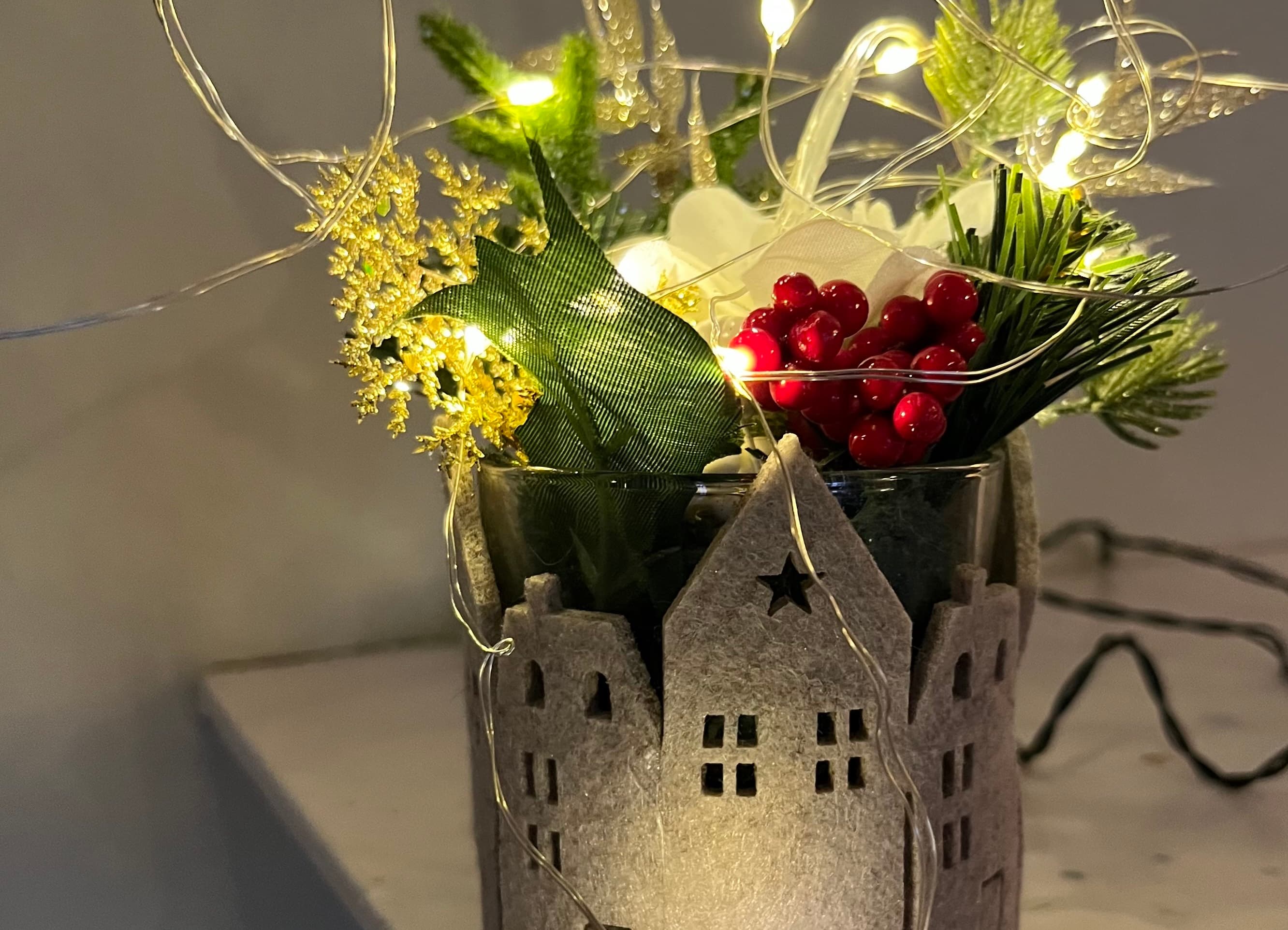 Round table decoration - Grey felt holder shaped like a house, with season flower and fairy lights inside